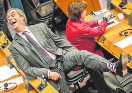 Nigel Farage muestra sus calcetines durante una sesión plenaria del Parlamento Europeo en enero de 2020