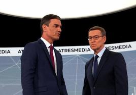 Sánchez y Feijóo antes del 'cara a cara' en Atresmedia durante la campaña.