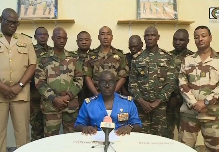 El portavoz del Ejército de Níger, el coronel mayor Amadou Adramane, se dirige al país durante una intervención en la televisión nacional.