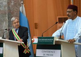 Bazoum, junto a Antonio Guterres, durante una intercención en Naciones Unidas.