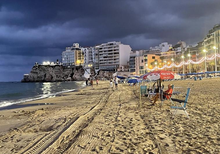 Primera línea de playa en Benidorm a las 6:00 de la mañana.