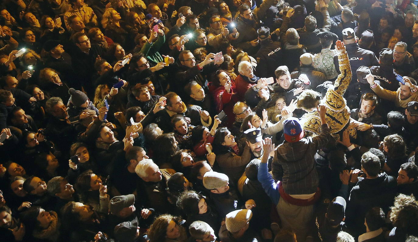 Por la puerta grande tras cortar cuatro orejas en la séptima corrida de la Feria de Fallas en 2015