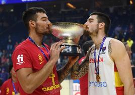 Willy Hernangómez y Juancho Hernangómez besan el trofeo de campeones del Eurobasket.