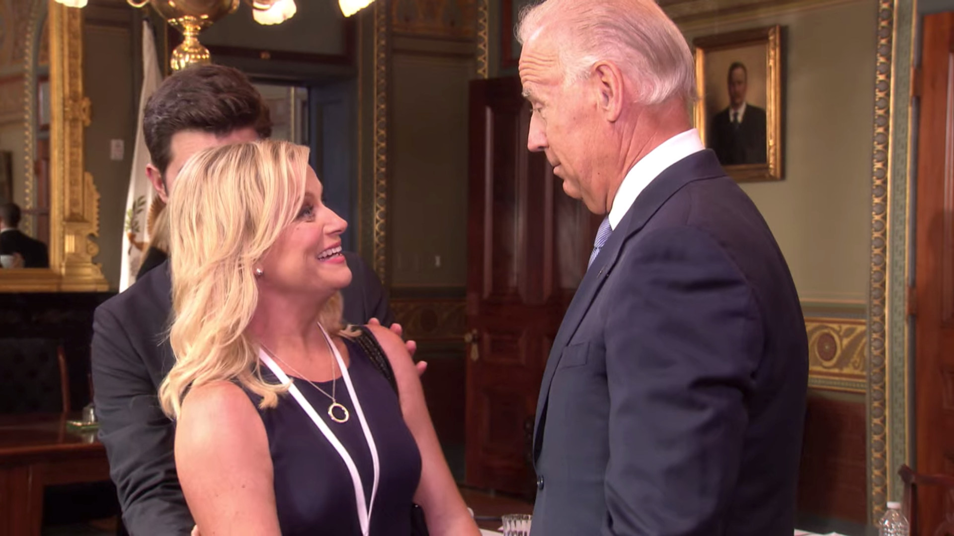 Imagen secundaria 1 - Leslie saludando a Joe Biden, en su época de vicepresidente, y a Michelle Obama en sendos cameos.