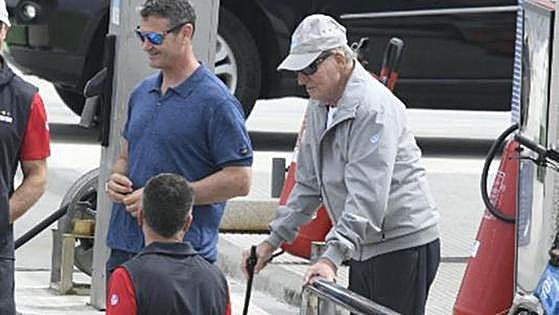 Juan Carlos I sale a navegar en el 'Bribón' en el puerto de Sanxenxo