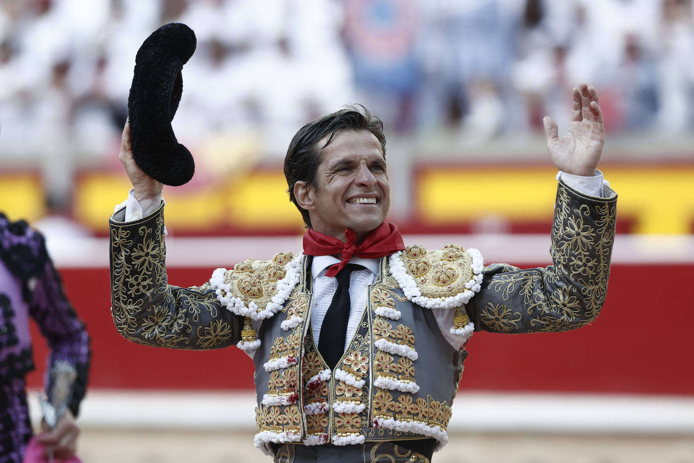 Durante la vuelta al ruedo a la Plaza de Toros de Pamplona tras cortar dos orejas al quinto toro de la tarde en la sexta corrida de abono de la Feria del Toro de los Sanfermines 2023