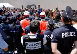 El presidente francés, Emmanuel Macron, habla con policías durante una visita a Marsella este miércoles.