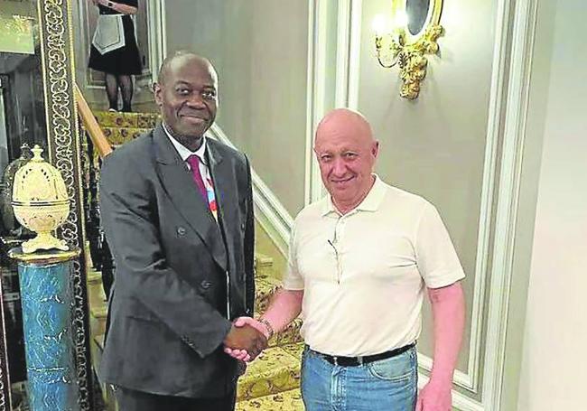 Prigozhin saluda a uno de los dirigentes africanos.