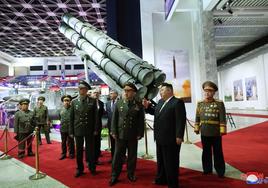 El líder norcoreano, Kim Jong-un, muestra al ministro de Defensa ruso, Serguéi Shoigú, su arsenal nuclear.