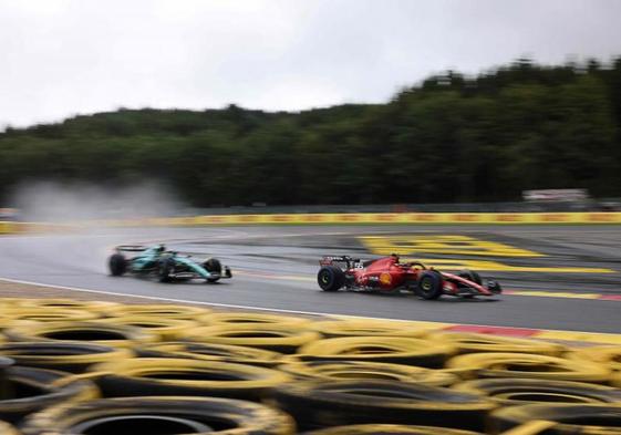 Carlos Sainz y Fernando Alonso, durante la sesión de clasificación en el circuito de Spa.