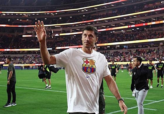 Robert Lewandowski saluda a los aficionados tras la derrota del Barça ante el Arsenal.