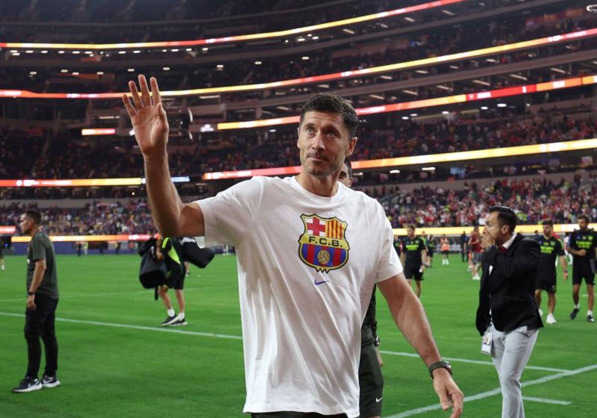 Robert Lewandowski saluda a los aficionados tras la derrota del Barça ante el Arsenal.