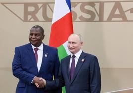 Vladímir Putin estrecha la mano al presidente de la República Centroafricana, Faustin-Archange Touadera, este viernes en San Petersburgo.