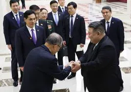 Kim Jong-un saluda a la delegación china con la que se reunió el viernes en Pyongyang.