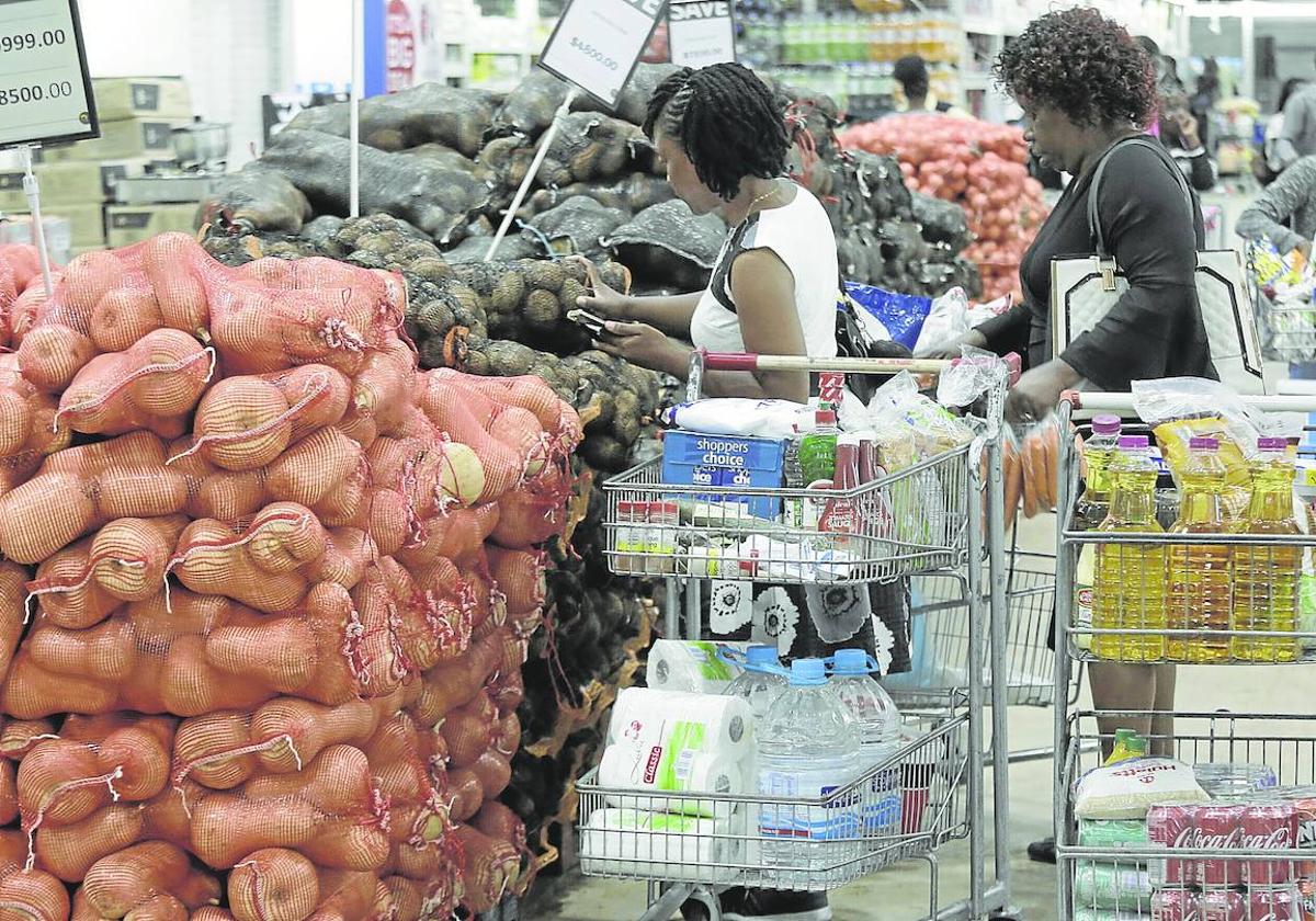 Los supermercados que venden productos básicos cambian casi diariamente sus precios.