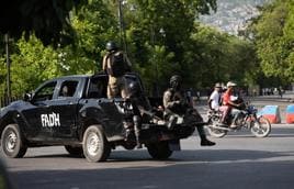 Miembros del Ejército de Haití realizan un operativo de seguridad en el centro de Puerto Príncipe.