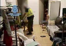 Imagen de la estancia donde los inmigrates pernoctaban