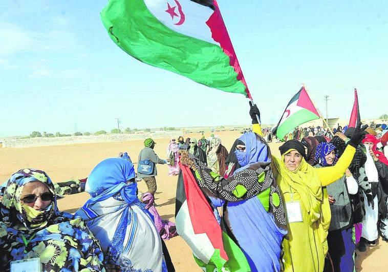 Saharauis desplazados acuden al campamento de refugiados de Dajla para participar en un congreso del Polisario.