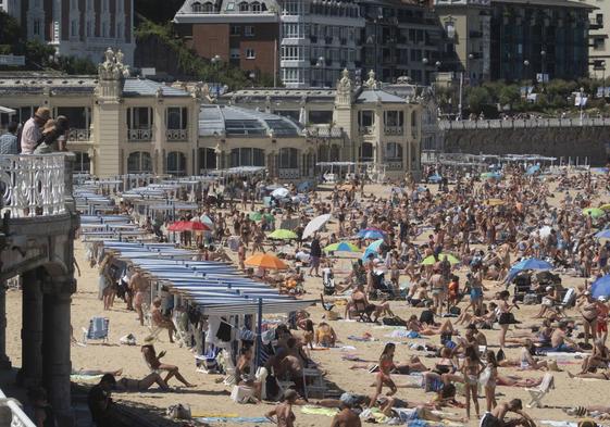 Turistas disfrutan de la playa de la Concha de San Sebastián.