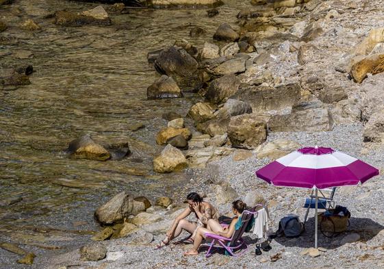 Bañistas en una cala de Mallorca.