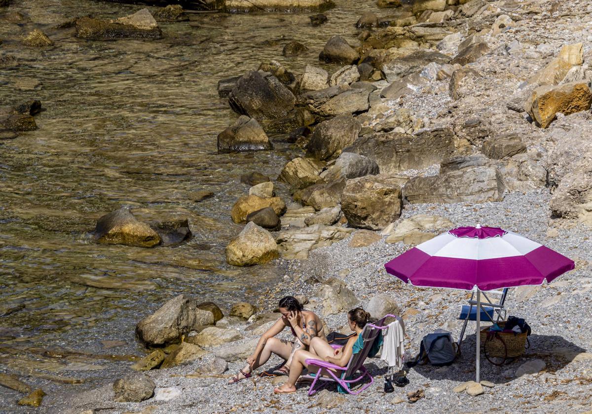 Bañistas en una cala de Mallorca.