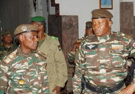 El general Abdourahmane Tiani, autoproclamado nuevo hombre fuerte de Níger, en una reunión con militares este lunes en Niamey.