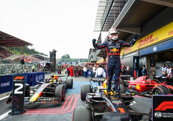 Max Verstappen celebra subido en su Red Bull su victoria en Bélgica.