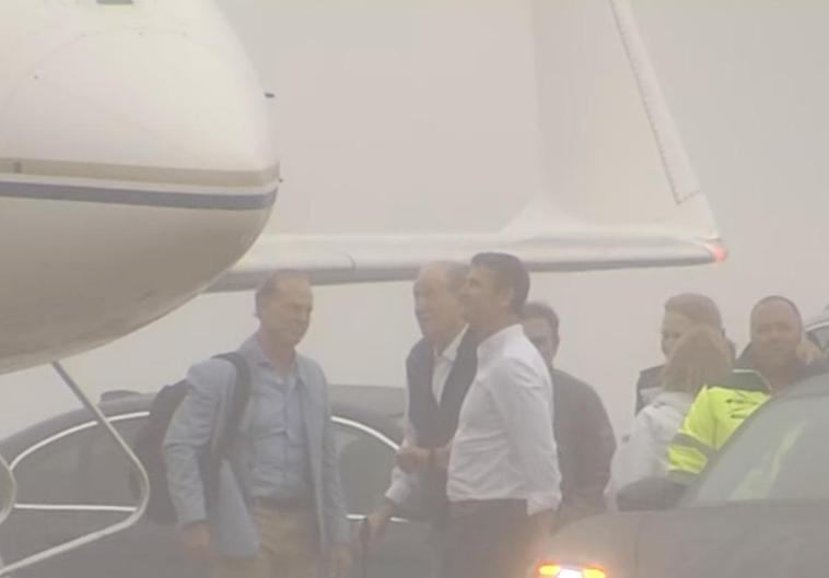 El rey emérito, antes de acceder al vuelo privado en el aeropuerto de Peinador, en Vigo.