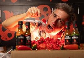 Carlos Carvajal, con una de sus Carolina Reaper.
