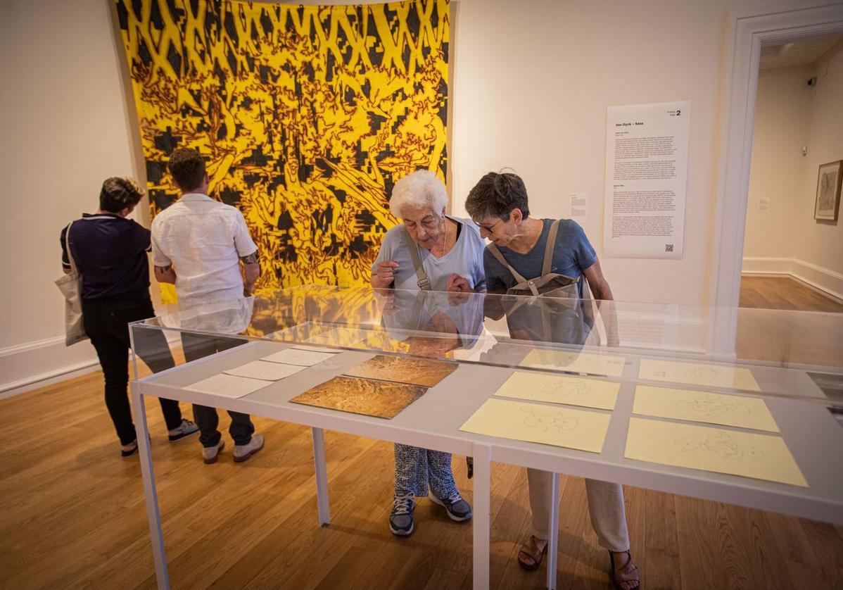 Visitantes en el Museo de Bellas Artes de Bilbao.