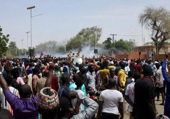 Las fuerzas de seguridad de Níger lanzan gases lacrimógenos para dispersar a los manifestantes que intentaron atacar el sábado la embajada francesa en Niamey.