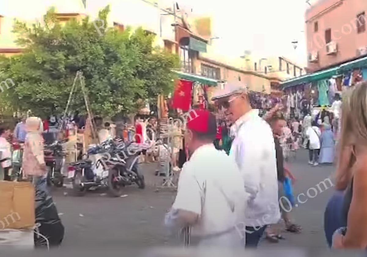 Pedro Sánchez en las calles de Marrakech durante sus vacaciones.