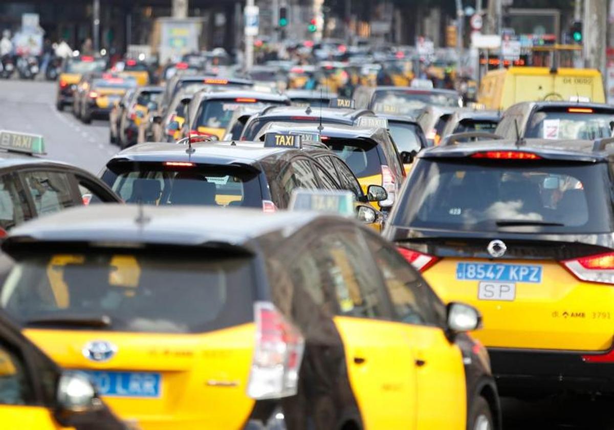 Marcha de taxis en Barcelona contra las VTC.