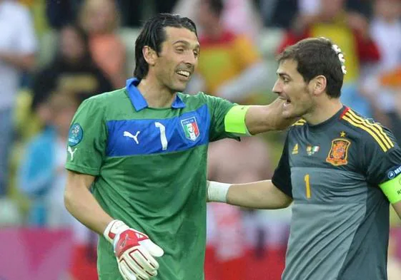 Gianluigi Buffon e Iker Casillas durante la Eurocopa de 2012.