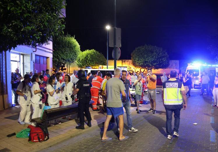 Imagen principal - Varios imágenes de la atención a los heridos y el desalojo de los vecinos del inmueble siniestrado este martes en Valladolid.