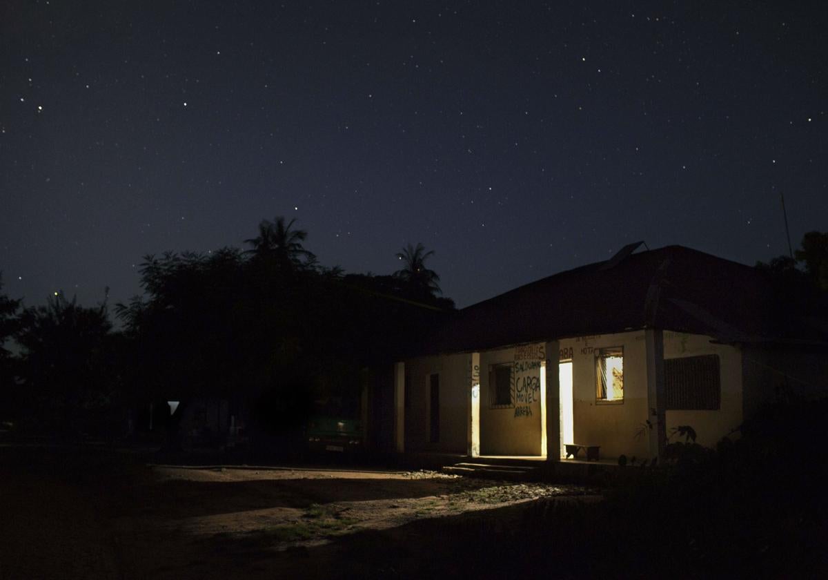 Vivienda que carece de luz eléctrica, iluminada con velas.