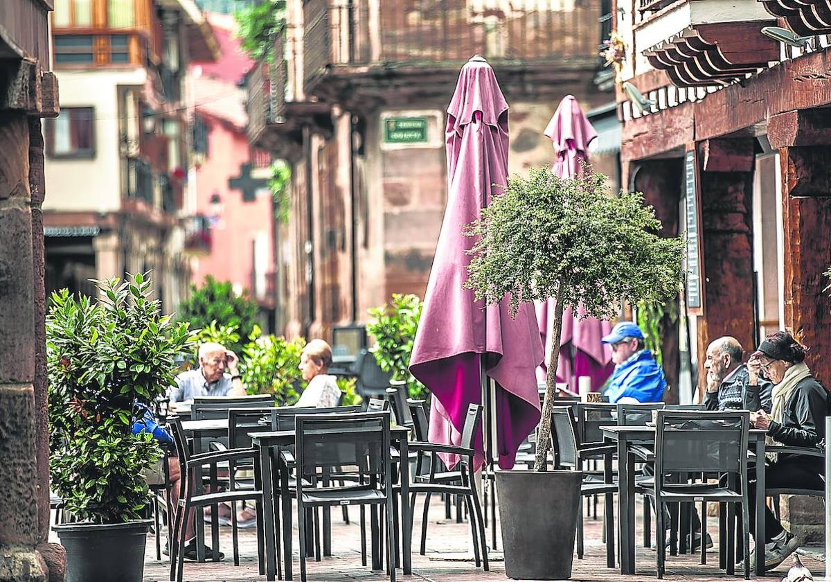 A media mañana, en las terrazas que tapizan cada rincón de Ezcaray, es imprescindible ponerse un jersey incluso en plena canícula.