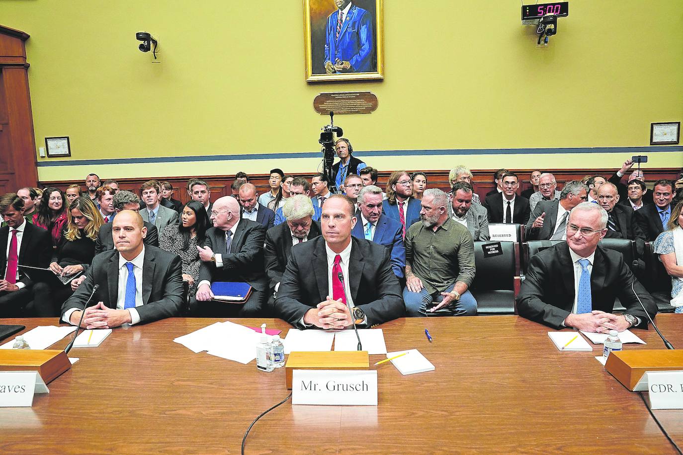 De izquierda a derecha, los exmilitares Ryan Graves, David Grusch y David Fravor durante el congreso sobre ovnis.