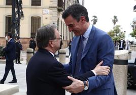 Pedro Sánchez saluda al presidente de Ceuta, Juan Jesús Vivas.