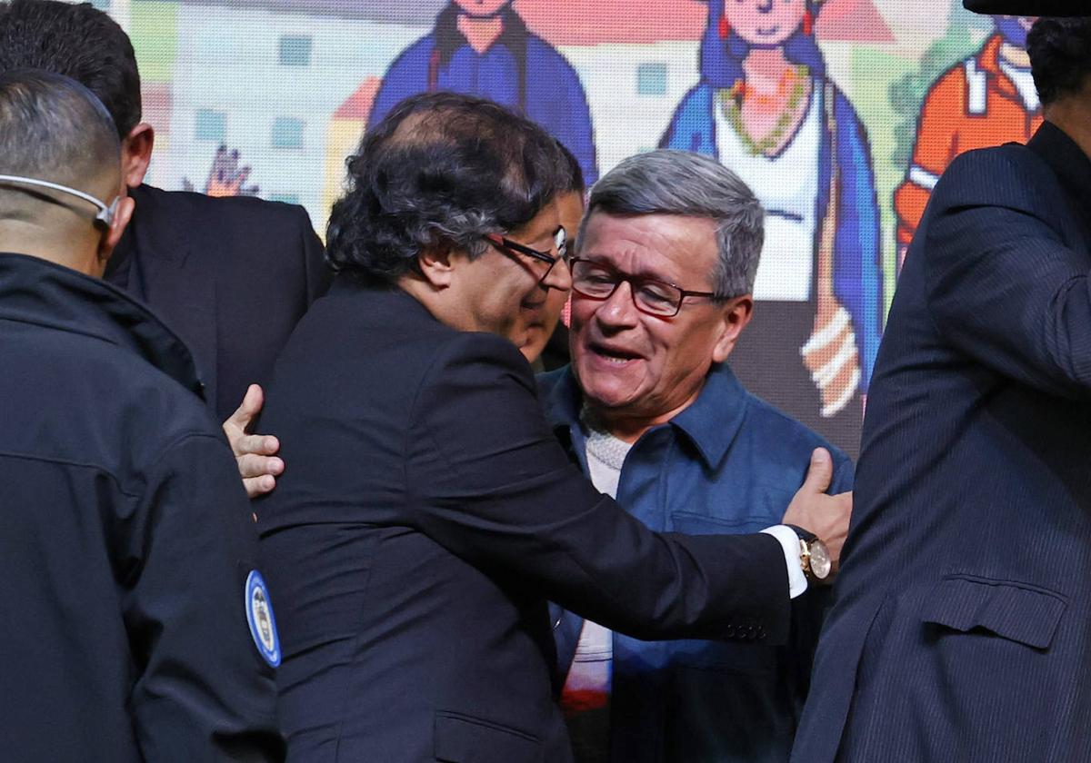 El presidente de Colombia, Gustavo Petro, saluda este jueves a Pablo Beltrán, jefe negociador del ELN, durante la creación del Comité Nacional de la Participación.