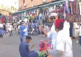 El presidente del Gobierno en funciones, Pedro Sánchez, pasea por Marrakech.