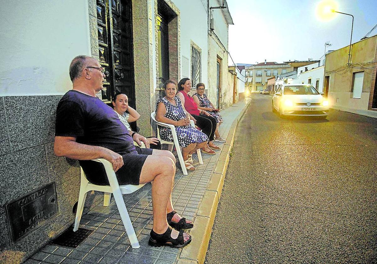 Agustina Moruno y sus vecinas toman el fresco en la calle de la Cruz.