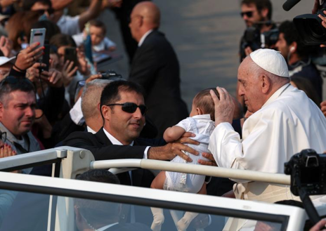 Imagen secundaria 1 - Varios momentos de la visita del Papa al Santuario de Fátima.