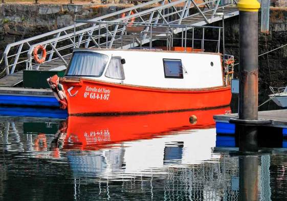 El barco Estrella del Norte se encuentra en las proximidades de la playa asturiana de Rodiles