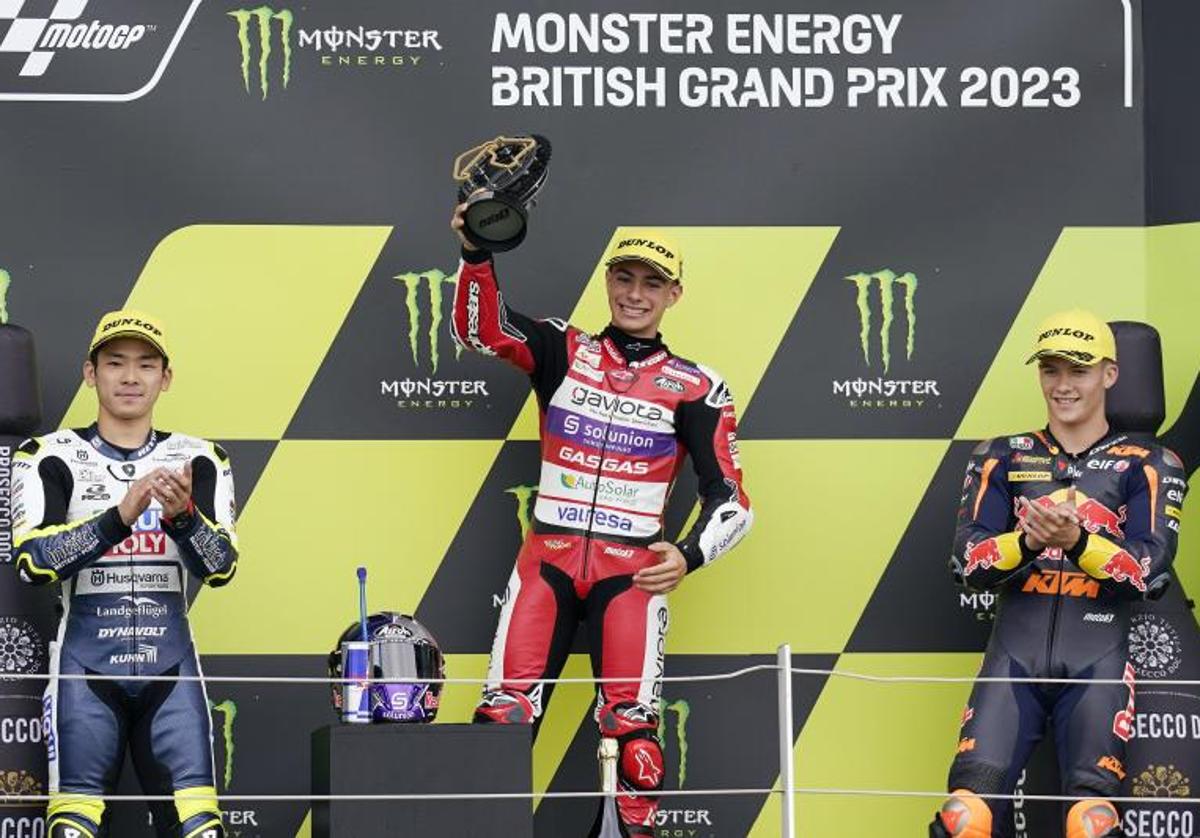 David Alonso celebra su victoria en Silverstone junto a Sasaki y Holgado.