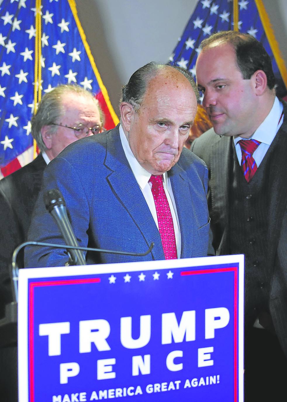 Rudy Giuliani, en el centro, es uno de los cómplices de Trump a los que apunta el informe del fiscal especial.