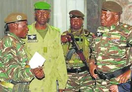 El general Abdourrahamane Tchianie, a la derecha, con otros miembros del ejército nigerino.