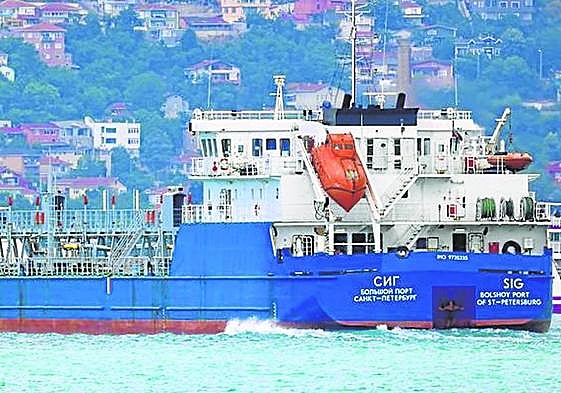 El petrolero 'SIG' que sufrió el ataque ucraniano transportaba combustible para las tropas del Kremlin.
