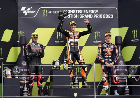 Fermín Aldeguer celebra su victoria en Silverstone junto a Canet y Acosta.