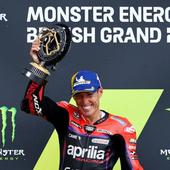 Aleix Espargaró bate al campeón Bagnaia en la última vuelta